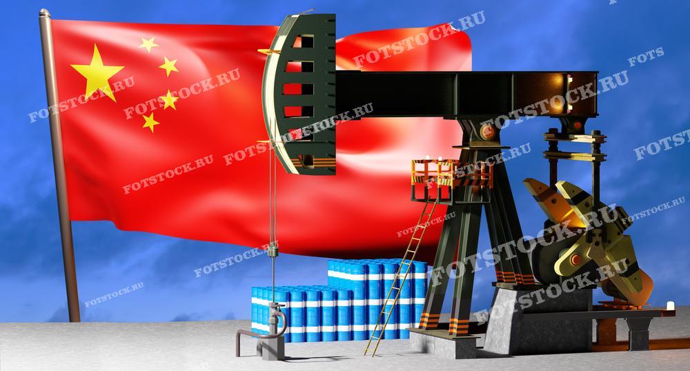Фотография изображает нефтяную качалку и синие бочки на фоне развевающегося флага Китая. Этот снимок подчеркивает процессы добычи и хранения нефти в Китае, важные для энергетической промышленности страны.
